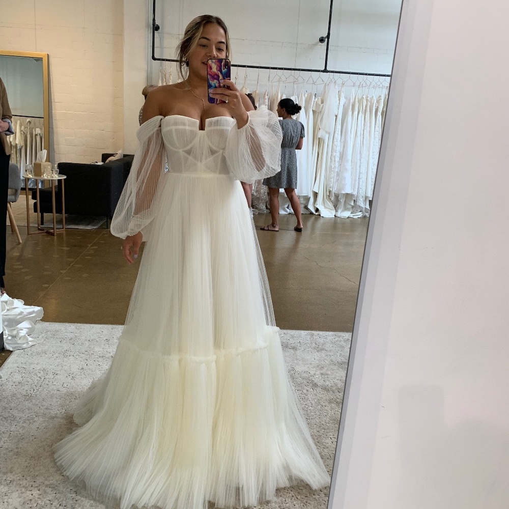 Unworn wedding dress/ model armería by Alena Leena